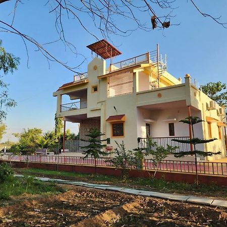 Farmhouse Close To Nature - Kesari Farm Gandhinagar Bagian luar foto