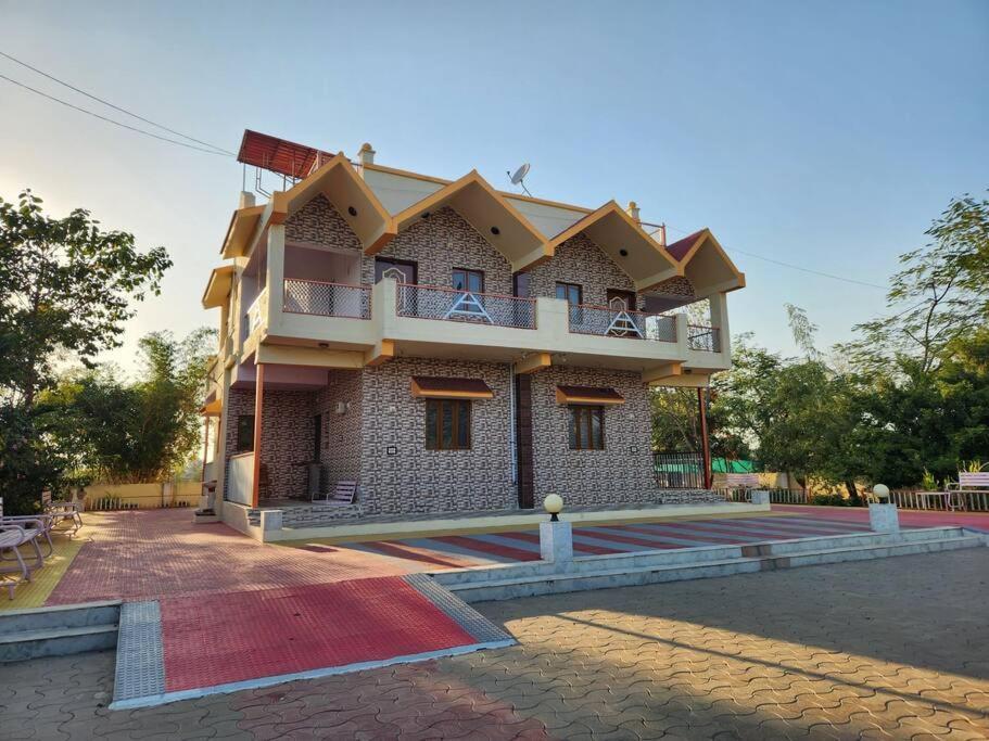 Farmhouse Close To Nature - Kesari Farm Gandhinagar Bagian luar foto
