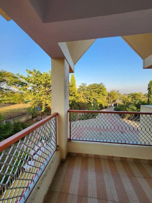 Farmhouse Close To Nature - Kesari Farm Gandhinagar Bagian luar foto