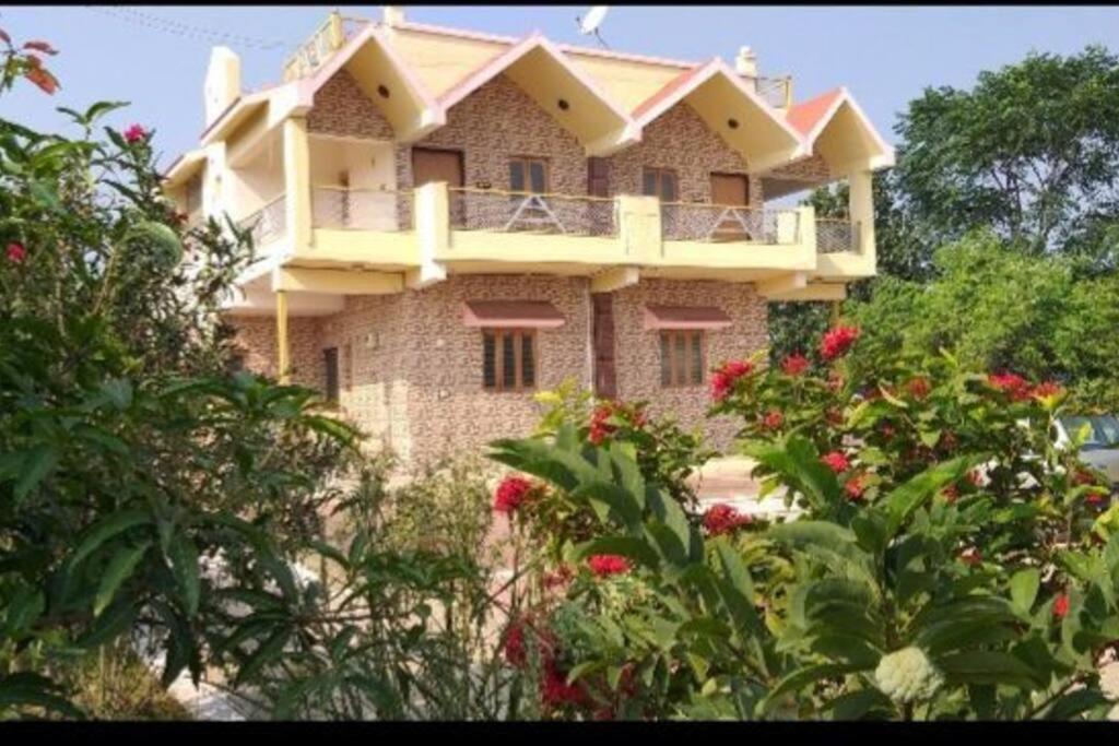 Farmhouse Close To Nature - Kesari Farm Gandhinagar Bagian luar foto