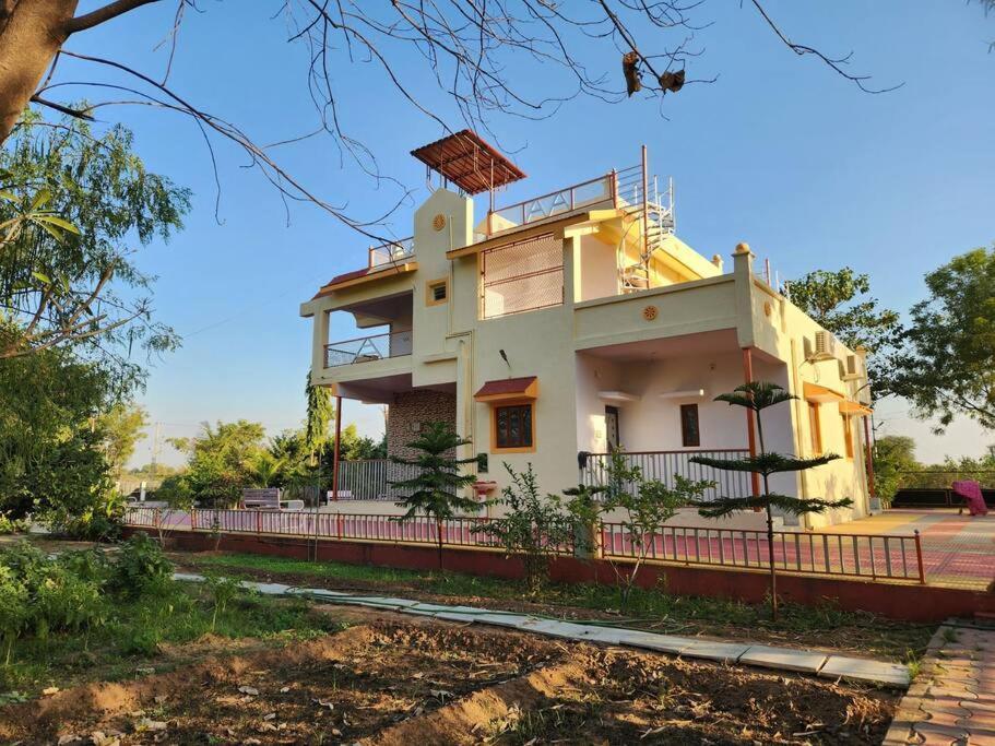 Farmhouse Close To Nature - Kesari Farm Gandhinagar Bagian luar foto